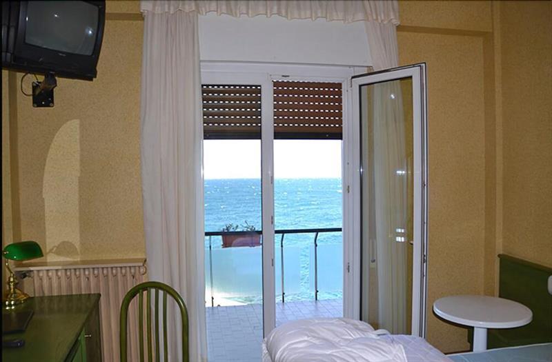 Hotel Caribe - Garda Lake Collection برنزوني سول جاردا المظهر الخارجي الصورة